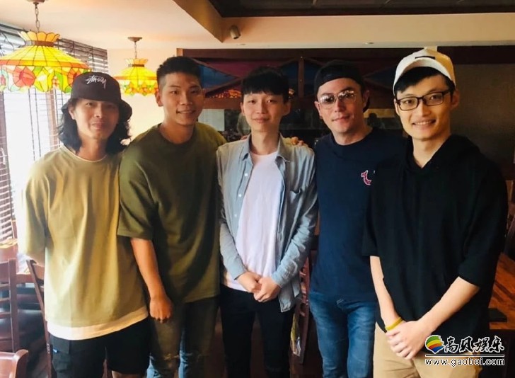 网友饭店偶遇霍建华和好友聚餐：霍建华和路人们合影，丝毫没有明星架子