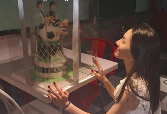 梁洛施微博发布她自己与蛋糕合影：发文祝自己的双胞胎儿子9岁生日快乐