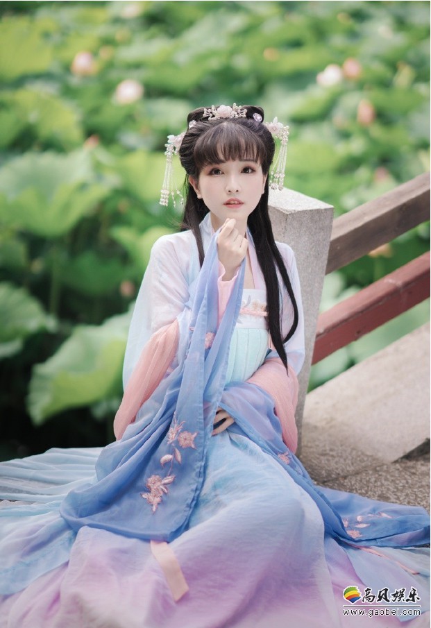 小姐姐“崖儿”新作COS更新：经典汉服写真！轻盈渐变色特别适合夏天