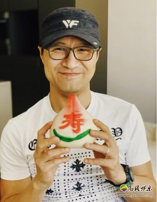 汪峰48岁生日章子怡微博发文为老公庆生：并且晒出汪峰手捧寿桃点心照片