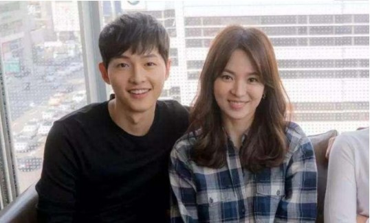 网友发现宋仲基发表离婚声明当天：宋慧乔在泰国拍广告，疑似被通知离婚