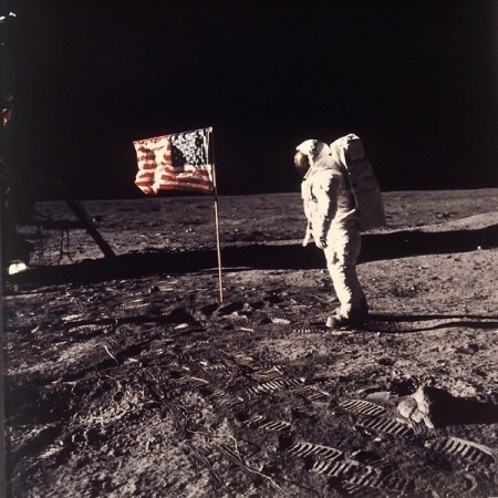 人类第一次登月照片图片
