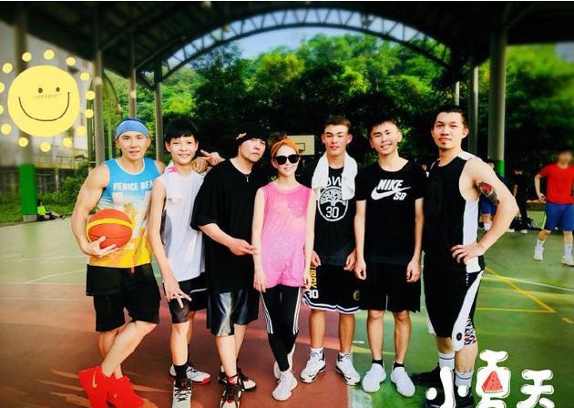 刘畊宏晒出和周杰伦夫妇合影以及陪老婆孩子玩耍照片：昆凌运动装似少女