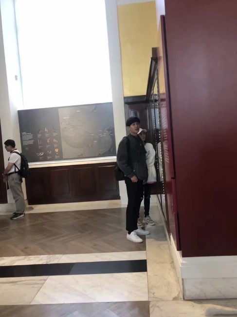 网友在大英博物馆偶遇张若昀唐艺昕夫妇：夫妻俩手挽手看文物，十分甜蜜