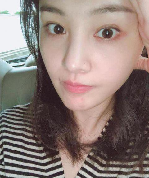 郑爽晒出素颜自拍和粉丝分享心路历程：表示会接受所有质疑否认甚至谩骂