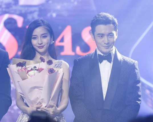 网友爆料黄晓明、Angelababy官宣离婚：女方工作人员表示消息并不属实