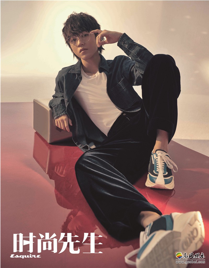 王俊凯时尚杂志写真：突破以往风格首次尝试日系长发造型！雅痞气质吸睛