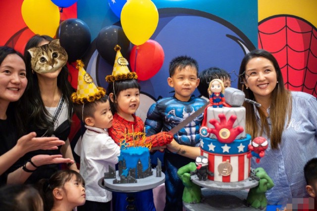 何洁发布儿子七宝五岁生日会照片“我的小男子汉长大啦！五岁生日快乐”