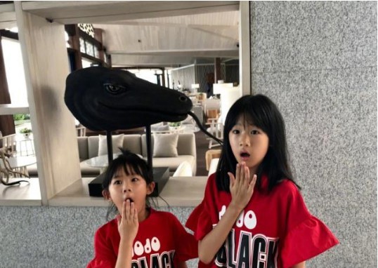 鲍蕾微博晒出一家人度假照片：贝儿和妹妹穿着姐妹装！一家四口温馨幸福