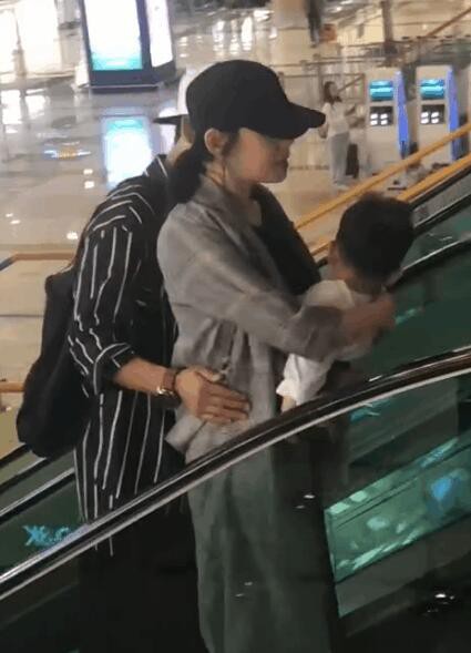 网友韩国机场偶遇秋瓷炫、于晓光一家三口：夫妇俩有礼貌，小孩子很可爱