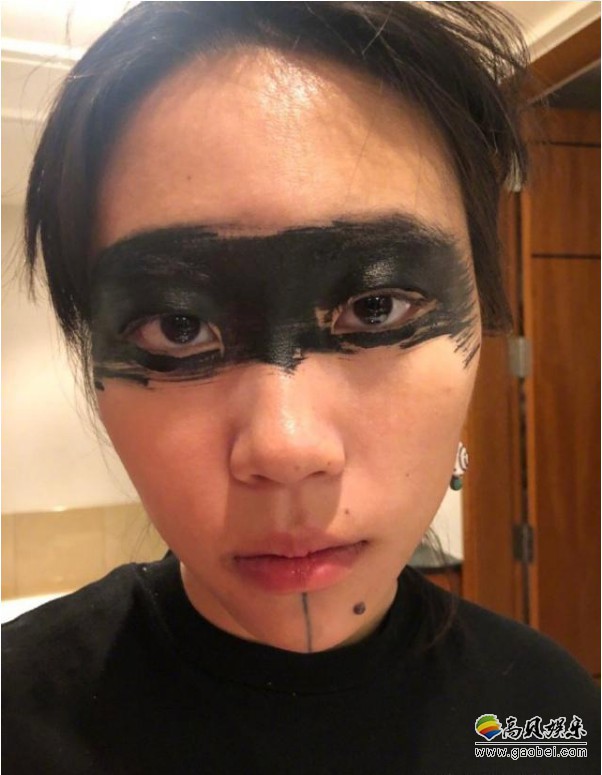 窦靖童晒出“黑眼妆”与王菲昔日造型相似！网友调侃：“重蹈王菲覆辙”