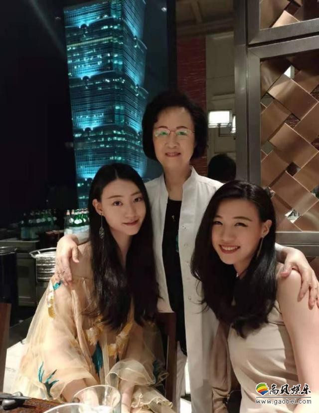 琼瑶儿媳何琇琼晒出家人合照：81岁琼瑶站在儿孙身旁，面露微笑状态优雅