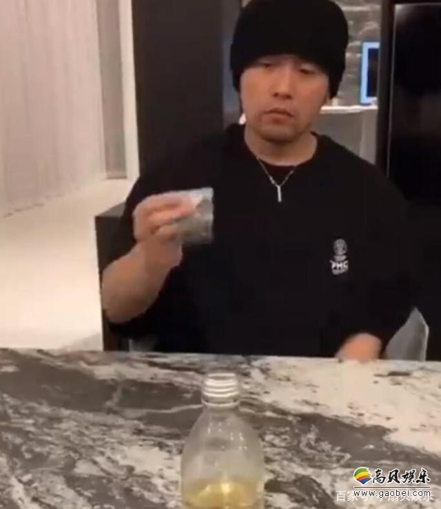 周杰伦分享自己开瓶盖视频：用银行卡将瓶盖直接削下来！展示出手上功夫