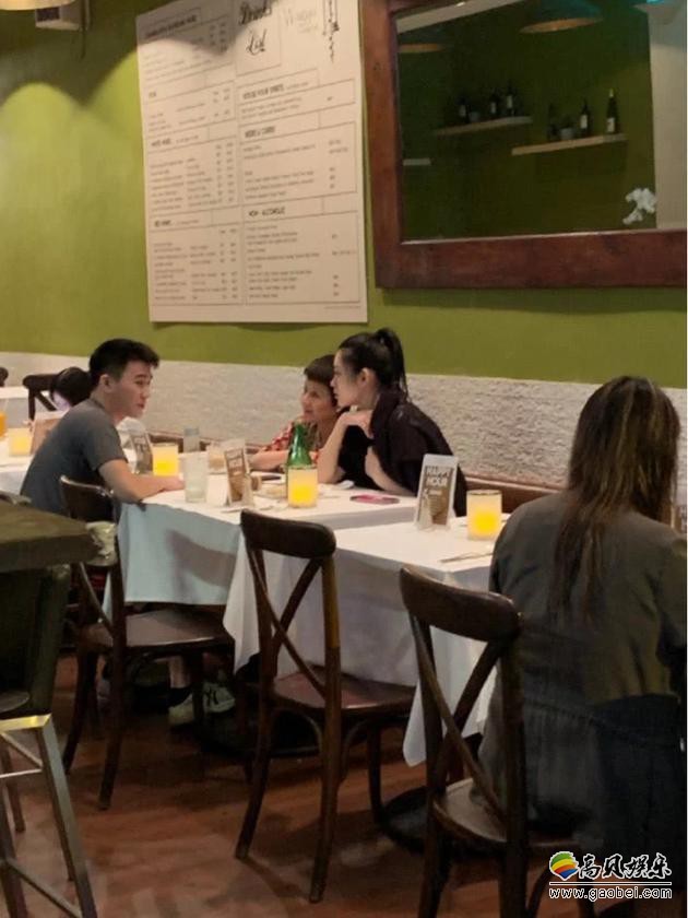 网友晒出餐厅偶遇奚梦瑶、何猷君以及四太同框吃饭照片：婆媳俩并肩而坐