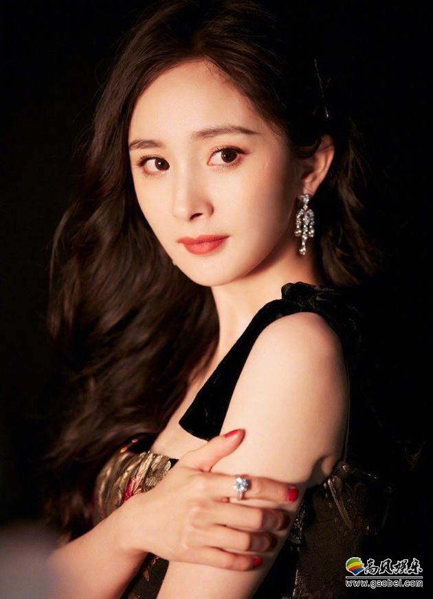 杨幂微博近日分享健身房锻炼自拍照：紧身运动衣让她的真实身材原形毕露