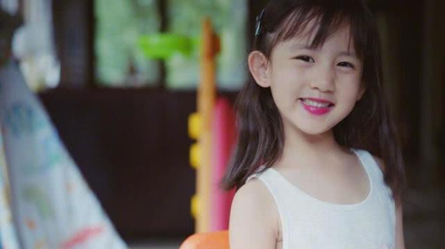 孙莉晒出小女儿多妹美照：多妹红唇抢镜，对镜俏皮臭美样子！可爱又呆萌