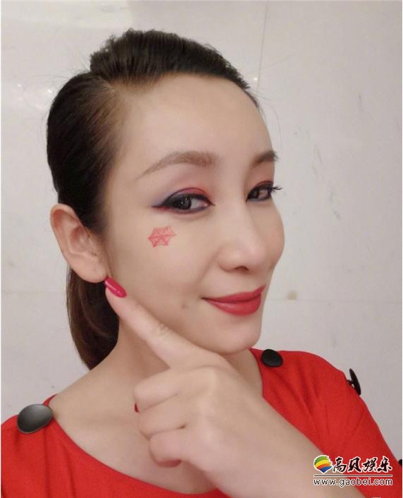 秦海璐晒出自拍:笑容明媚蓝红黑色搭配,眼角网状眼线欧美风超有时尚感 秦海璐晒出自拍:笑容明媚蓝红黑色搭配,眼角网状眼线欧美风超有时尚感