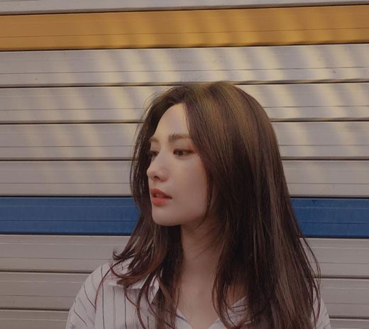 韩国女艺人Nana在社交网站发布近照：以其出众的美貌吸引广大粉丝目光
