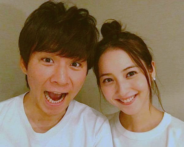 据港媒报道：日本女星佐佐木希被发现低调删除IG夫妻合照，惹来网民揣测