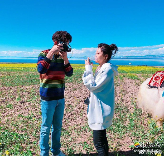 贾静雯发文“这样景色在梦里出现~青海湖好纯净”晒出与老公修杰楷合影