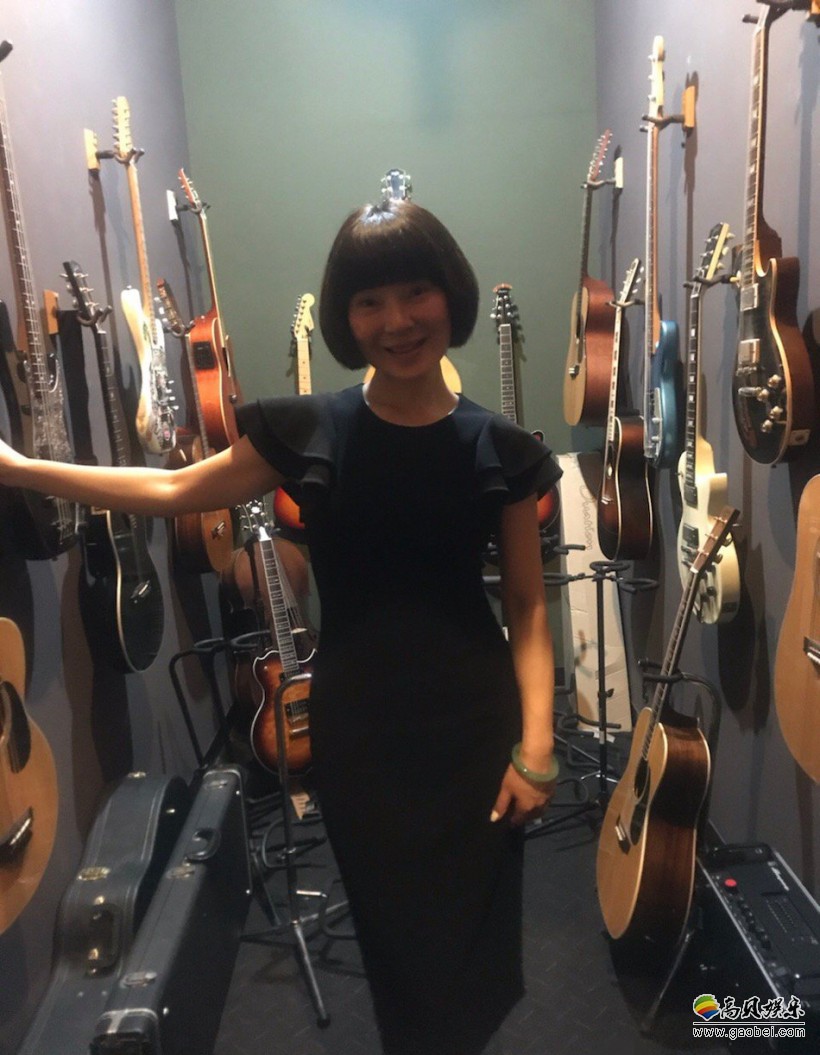 歌手陈红在微博公开了一组近照：图中陈红一头黑色齐刘海短发，减龄十足