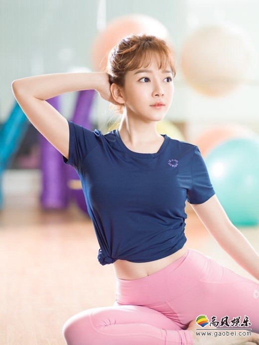 韩国女艺人尹颂雅拍摄健身主题照片：展示她常年运动练就的完美比例身材