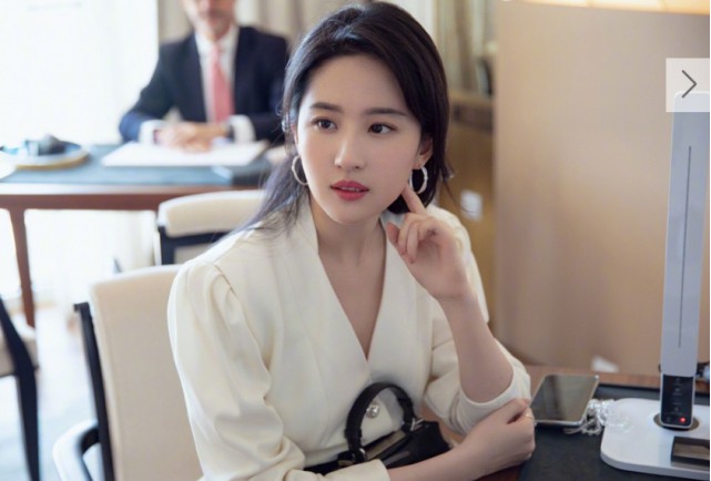 刘亦菲微博发布一组美照：她身穿白色套装现身摩纳哥参观珠宝的制作过程