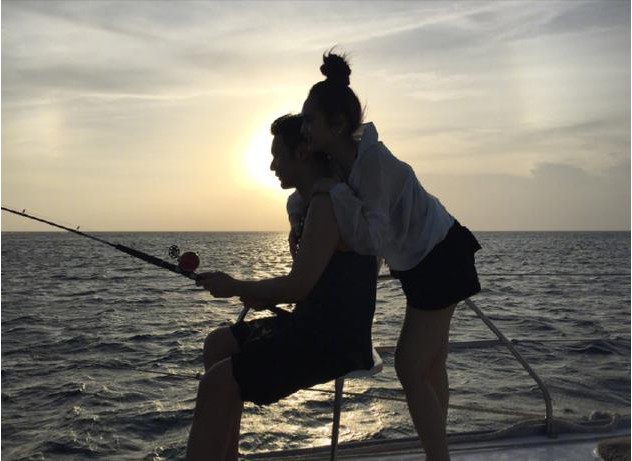 杨丞琳微博晒出与李荣浩亲密合影照为其庆生：画面唯美幸福，十分的浪漫