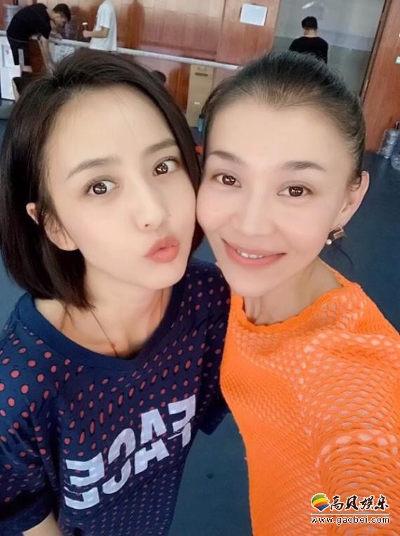 佟丽娅闺蜜晒出和佟丽娅聚会照：佟丽娅嘟嘴和闺蜜贴面合照，关系十分好