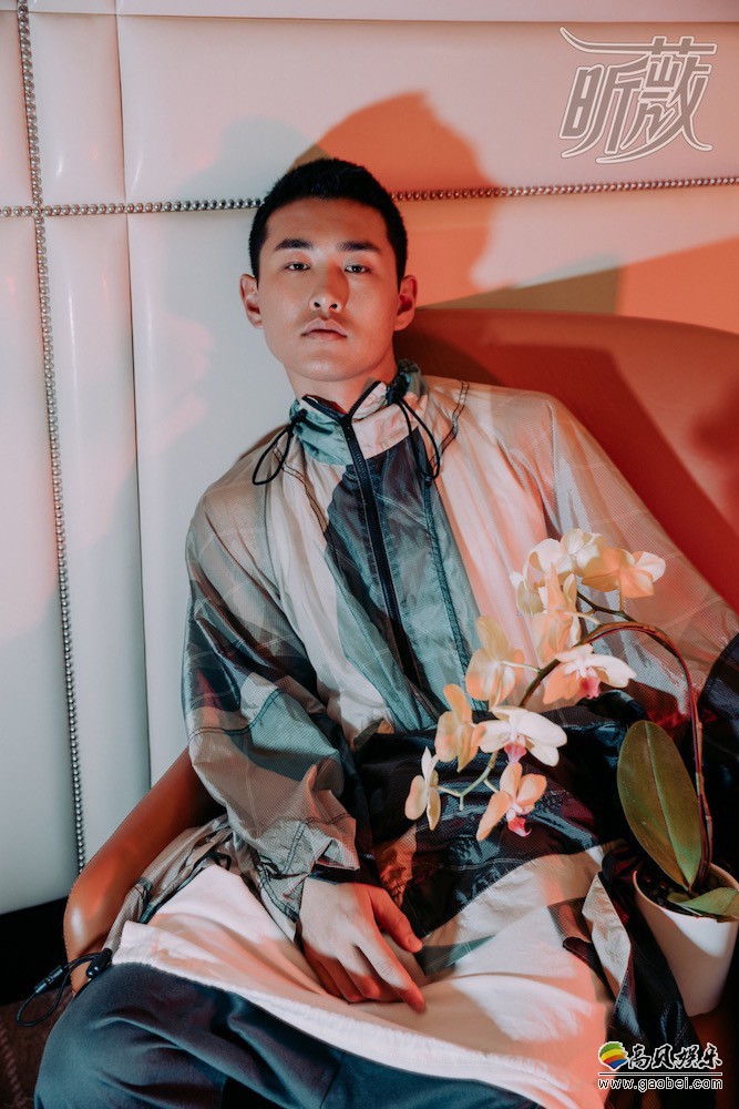 王彦霖《昕薇》八月刊封面大片：温和暖色调与明暗光影之间！从容又自信