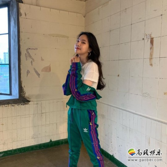韩国女团A Pink孙娜恩运动服拍摄照片：宽松服装难掩娜恩完美比例身材
