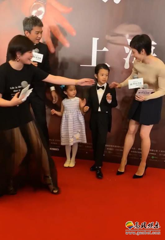 孙俪微博透露事前教育女儿红毯不做怪表情：导致小花全程无表情像站军姿