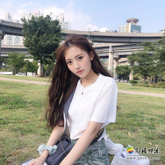 韩国女艺人郑多彬近日晒出一组近照：其出众的美貌吸引了众多粉丝的目光