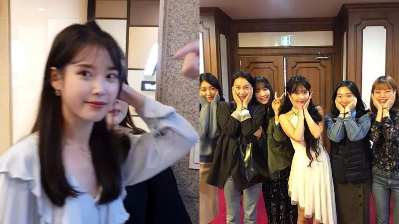 IU近日被捕捉到现身金海姐妹婚礼：她身穿衬衫和短裙，献唱《你的意义》