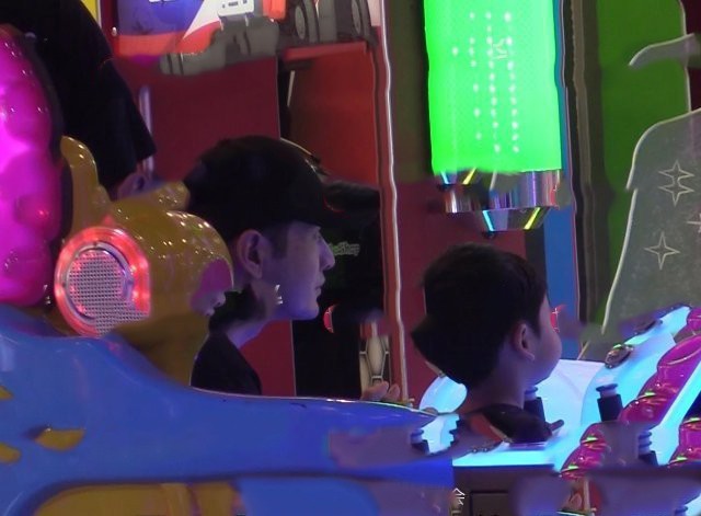 媒体拍到黄晓明带着儿子在商场打电玩：黄晓明带着小海绵进入一家玩具店
