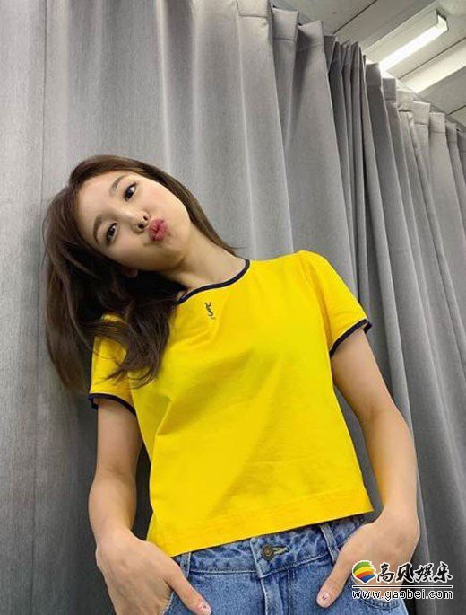 韩国女团TWICE成员林娜琏发布一组近照以及受邀为某杂志拍摄最新时装照