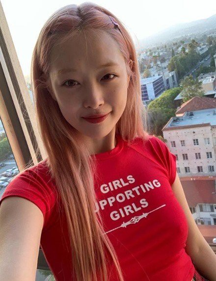 韩国女艺人雪莉近日发布了一组近照：另类装扮风格！标新立异时尚潮人范