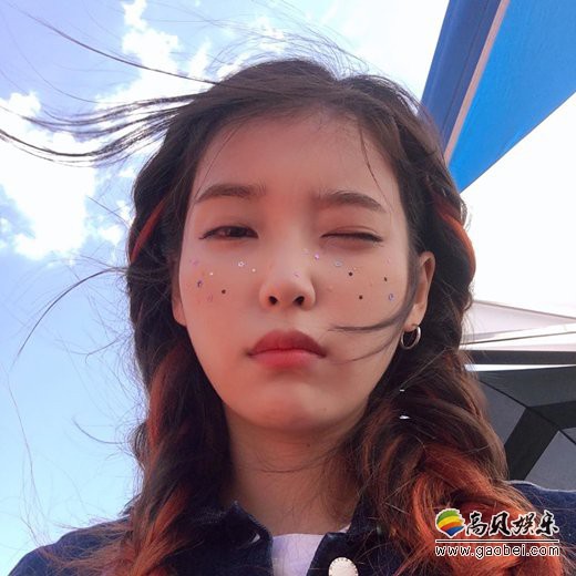 韩国人气歌手兼演员IU李知恩上传了多张拍摄《BBIBBI》MV时的现场照片