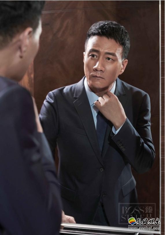 胡军杂志封面大片曝光：解锁各种造型可能，碰撞绅士型男成熟魅力气场