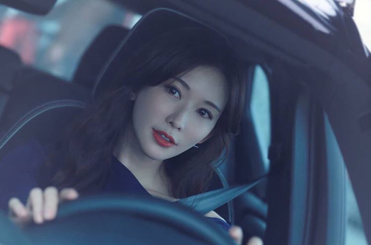 林志玲手握方向盘驾驶汽车美照曝光：蓝色上衣露美肩，妆容精致长发披肩
