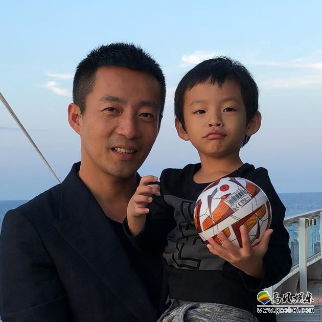 汪小菲晒出儿子正面照：配文“真是有苗不愁长啊”三岁的汪希箖长高好多