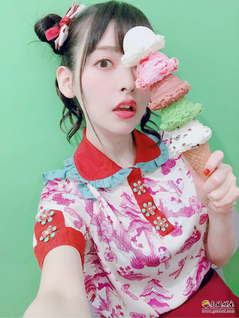 上坂堇最近工作与甜食密不可分：和好多甜美的冰淇淋一起拍摄可爱写真
