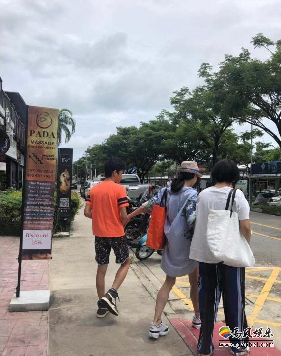 张柏芝晒出与两个儿子旅游美照：她穿着简约长版衬衫，头戴遮阳帽及墨镜