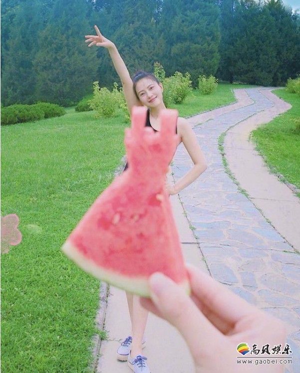 高圆圆产女后首度晒出近照：用西瓜当裙子创意十足，扎丸子头青春活力