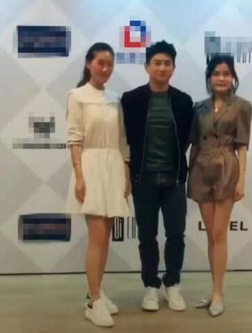 吴奇隆出席某活动女粉丝前来合影：女粉丝想要挽吴奇隆手臂！被果断拒绝