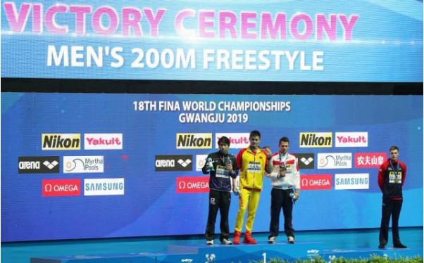 孙杨夺得男子200米自由泳冠军：在颁奖仪式中又上演类似霍顿的丑陋一幕