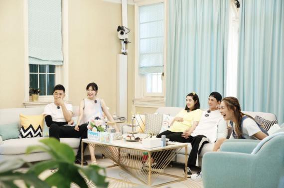 《新生日记》第五期：怀孕九个月李艾挺大肚出席秀场，怀念昔日模特身材