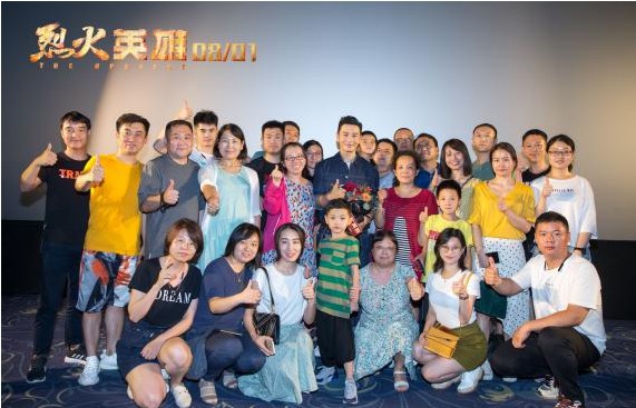 《烈火英雄》主演现身北京超前看片现场：与在场数百位观众分享背后故事