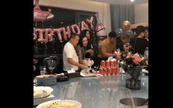 网友分享动态：曝光吴秀波、曾志伟、钟丽缇、张伦硕！一同现身饭局画面