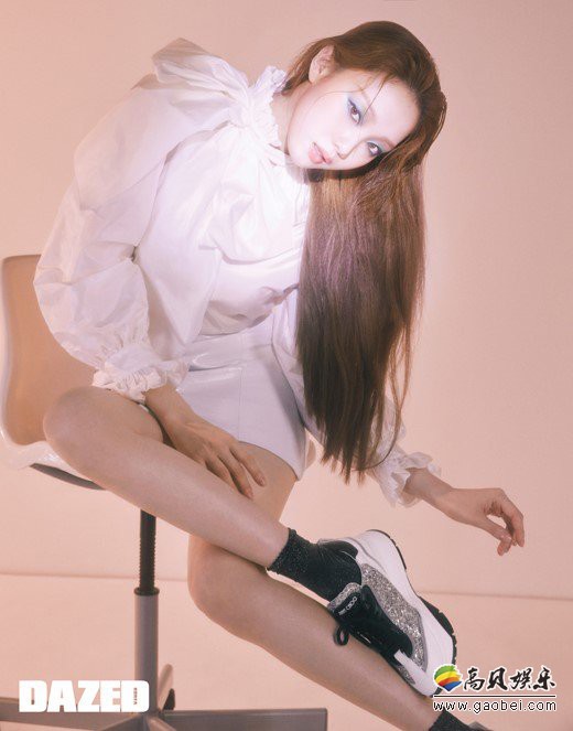 韩国女艺人李圣经拍摄杂志写真：黑白服装搭配不同款式鞋子，清爽又可爱